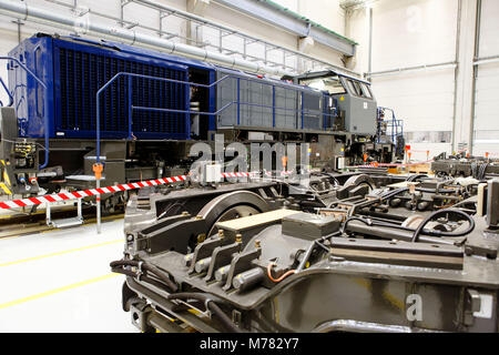 09 März 2018, Deutschland, Kiel: Blick auf eine unvollendete Diesellokomotive bei Vossloh Locomotives. Das Unternehmen plant, eine neue Produktionsstätte in Kiel-Suchsdorf zu öffnen. Foto: Frank Molter/dpa Stockfoto