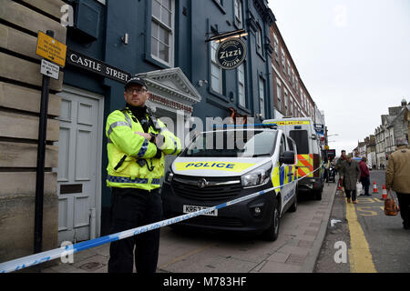 Salisbury, Großbritannien. 9. März, 2018. Polizeischutz Zizzi Restaurant, Salisbury, Großbritannien Quelle: Finnbarr Webster/Alamy leben Nachrichten Stockfoto