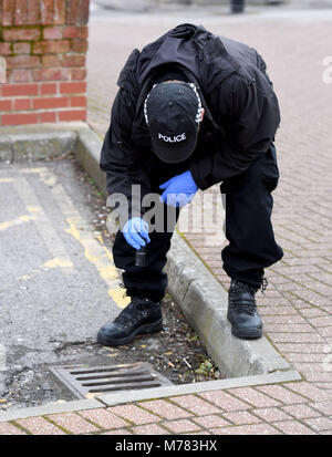 Salisbury, Großbritannien. 9. März, 2018. Polizei security check, Salisbury, Großbritannien Quelle: Finnbarr Webster/Alamy leben Nachrichten Stockfoto