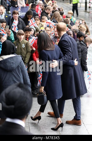 Birmingham, Großbritannien. 08 Mär, 2018. Prinz Harry und Frau Meghan Markle kommen am Millennium Point in Birminham, am 8. März 2018, zu einer Veranstaltung zum Internationalen Frauentag Credit: Albert Nieboer/Niederlande/Point de Vue, - KEINE LEITUNG SERVICE-Credit: Albert Nieboer/RoyalPress/dpa/Alamy Leben Nachrichten Feiern teilnehmen Stockfoto