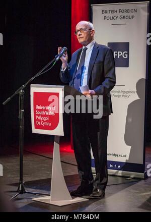 CARDIFF, GROSSBRITANNIEN. John Kerr, Baron Kerr of Kinlochard, ehemaliger britischer Botschafter in der EU, der einen Vortrag mit dem Titel "Brexit: Wird Scheidung schädlich sein und könnte freundschaftlich sein" im Atrium Theatre an der University of South Wales veranstaltet. Fotograf Credit: Matthew Lofthouse/Alamy Live News. 09/03/2020. Stockfoto