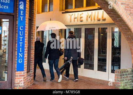 Salisbury, Wiltshire, Großbritannien, 9.. März 2018. The Mill Pub in der Gegend um den Schauplatz eines Nervengasangriffs auf den ehemaligen russischen Spion Sergei Skripal und seine Tochter. Die Aufmerksamkeit der Medien ist hoch, und alle wichtigen Nachrichtensender sind anwesend. Der Pub bleibt geschlossen. Stockfoto