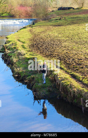 Glasgow, Schottland, Großbritannien. 9. März, 2018. UK Wetter: ein Mann Fliege Fischen vom Ufer der Weißen Warenkorb Wasser an einem sonnigen Nachmittag in Pollok Country Park. Credit: Skully/Alamy leben Nachrichten Stockfoto