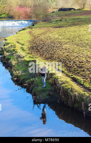 Glasgow, Schottland, Großbritannien. 9. März, 2018. UK Wetter: ein Mann Fliege Fischen vom Ufer der Weißen Warenkorb Wasser an einem sonnigen Nachmittag in Pollok Country Park. Credit: Skully/Alamy leben Nachrichten Stockfoto