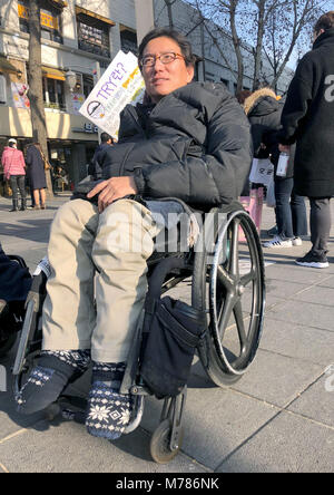 03 März 2018, Südkorea, Seoul: Park Chano von Südkorea Seoul, Leiter des Zentrums für selbstbestimmtes Leben, die an einer Straße Demonstration für mehr Rechte für Menschen mit Behinderungen. Foto: Dirk Godder/dpa Stockfoto