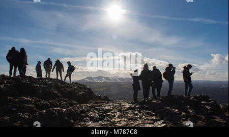 Edinburgh, Schottland. 9 Mär, 2018. UK Wetter: Touristen die spektakuläre Aussicht genießen Sie von Arthur's Seat, Edinburgh, Schottland. An einem klaren und sonnigen Nachmittag. Credit: Peter Doherty/Alamy leben Nachrichten Stockfoto