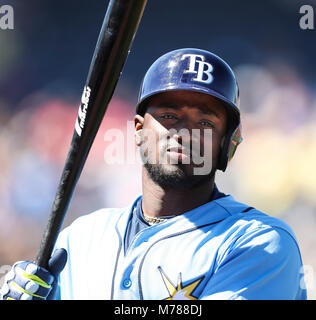 Port Charlotte, Florida, USA. 9 Mär, 2018. MONICA HERNDON | Zeiten. Adeiny Hechavarria (11) der Tampa Bay Rays das Feld nach dem zweiten Inning gegen die Minnesota Twins verlässt am 9. März 2018 in Charlotte Sports Park in Port Charlotte, Fla. Credit: Monica Herndon/Tampa Bay Zeiten/ZUMA Draht/Alamy leben Nachrichten Stockfoto