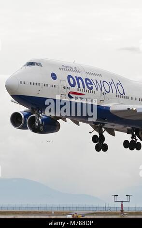 Richmond, British Columbia, Kanada. 22 Aug, 2011. Einen British Airways (BA) Boeing 747 über Vancouver am internationalen Flughafen zu landen. (Bild: © bayne Stanley/ZUMApress.com) Stockfoto