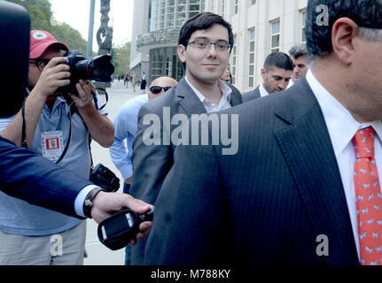 *** Foto *** Martin Shkreli verurteilt zu 7 Jahren Gefängnis für Wertpapiere Betrug *** NEW YORK, NY - AUGUST 3: Ehemalige Turing Pharma CEO Martin Shkreli Lächeln, da verlässt er die United States Federal Courthouse nach Tag vier der Beratungen in seiner Wertpapiere des Bundes betrugsprozess am 3. August 2017 in New York City. Credit: Dennis Van Tine/MediaPunch Stockfoto