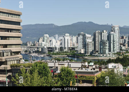 Vancouver, British Columbia, Kanada. 26. Juli 2010. Blick auf die Skyline von Vancouver von der südlichen Seite der False Creek. (Bild: © bayne Stanley/ZUMApress.com) Stockfoto