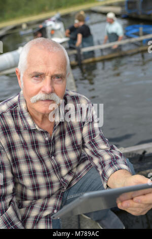 Aquakultur Inhaber posiert Stockfoto