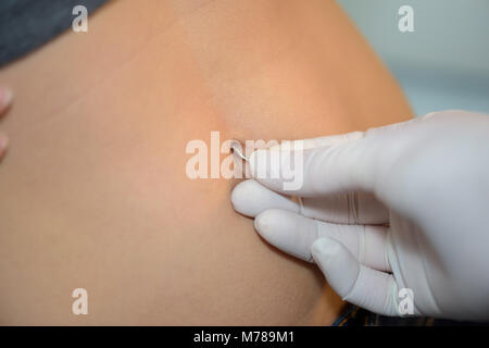 Body Piercing am Bauch Stockfoto