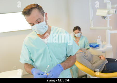 Zahnarzt Patienten behandeln wird vorbereitet Stockfoto