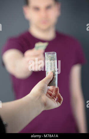 Drogendealer Cannabis zu Süchtigen ihn zurück zahlen Stockfoto