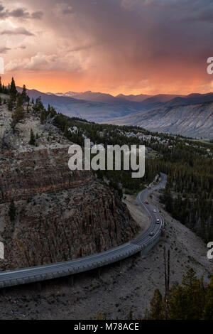 Grand Loop Road durch die Golden Gate bei Sonnenuntergang Porträt. Stockfoto