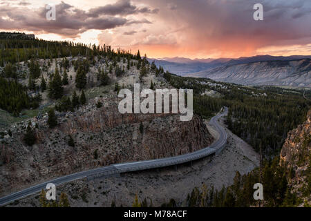 Grand Loop Road durch die Golden Gate bei Sonnenuntergang. Stockfoto