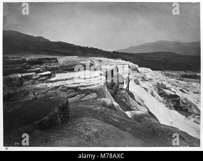 Jupiter Terrasse. Juli 21-24, 1871 Nr. 216, 217. Gruppe der oberen Becken. * Dieses Foto von Thomas Moran auf Jupiter Terrasse in Mammoth Hot Springs ist eine der bekanntesten Bilder aus dem Jahre 1871 Hayden Umfrage. Es kann einer der persönlichen Jackson's Favoriten sowie zu haben, da es der einzige Foto er seine Initialen in die 4-Volume Set er persönlich zum Yellowstone National Park gespendet. Stockfoto