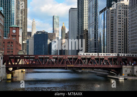 Ein CTA braune Linie L-Zug überquert den Fluss über die Wells Street Brücke auf dem Weg von Chicago Downtown Loop. Stockfoto