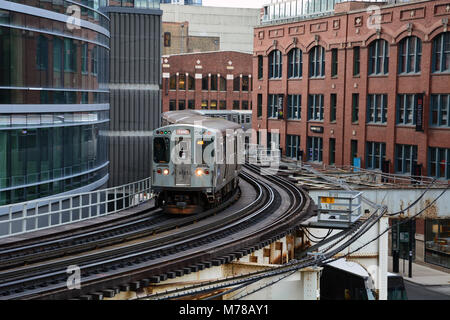 Eine braune Linie CTA Zug Kurven durch die River North Nachbarschaft auf dem Weg in die Innenstadt von Chicago. Stockfoto