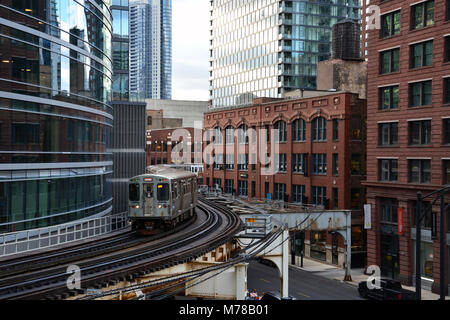 Eine braune Linie CTA Zug Kurven durch die River North Nachbarschaft auf dem Weg in die Innenstadt von Chicago. Stockfoto