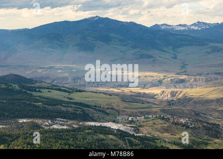 Mammoth Hot Springs und Gardiner, MT von Bunsen Peak Trail. Stockfoto