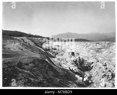 Mammoth Hot Springs. Juli 21-24, 1871 Nr. 219-223. Gruppe von Federn auf dem gleichen Niveau mit den oben genannten großen Kochender Frühling, weniger Aktivität, aber mehr Schönheit in Form und Farbton. Stockfoto