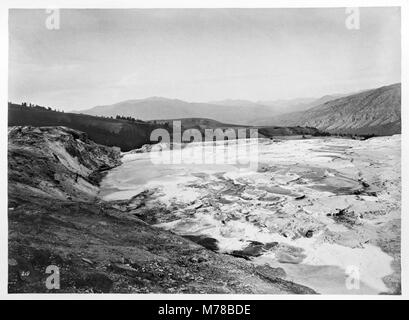 Mammoth Hot Springs. Juli 21-24, 1871 Nr. 219-223. Gruppe von Federn auf dem gleichen Niveau mit den oben genannten großen Kochender Frühling, weniger Aktivität, aber mehr Schönheit in Form und Farbton. Stockfoto