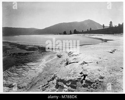 Mammoth Hot Springs. Juli 21-24, 1871 Nr. 218. Die große Feder auf Gipfel, in der Nähe der äußeren Rand der Hauptterrasse, die Versorgung der oben baden-Pools mit Wasser. Die Abmessungen sind 25 von 40 Fuß. Stockfoto