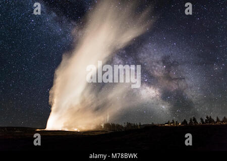 Old Faithful und Milky Way kreuz und quer auf einem klaren Sommer. Stockfoto