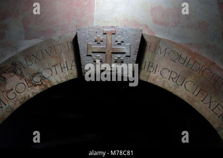 Die Jerusalemer Kreuz oder Kreuz Kreuzritter" mit vier gleichen Waffen und vier kleine Kreuze in jeder Ecke befindet sich auf dem Portal des Einganges der Kalvarienberg oder Golgatha traditionell als Ort der Kreuzigung Jesu und die grosszügig eingerichteten Teil der Kirche des heiligen Grabes in der Altstadt von Jerusalem Israel angesehen geschnitzt Stockfoto