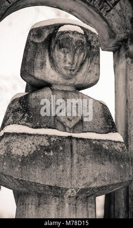 Bäuerin Skulptur in der orthodoxen christlichen Friedhof Stockfoto