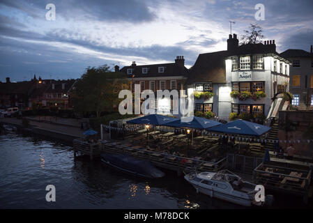 Der Engel auf der Brücke Pub in der Dämmerung, Henley on Thames, Oxfordshire, Großbritannien Stockfoto