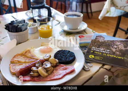 Traditionelle irische Frühstück in einem Hostel in Ballycastle, County Antrim, Nordirland Stockfoto