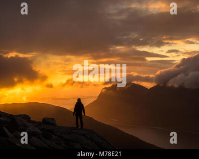 Eine Person in Silhouette einen Sonnenuntergang am Kjerringøy in Nordnorwegen. Stockfoto