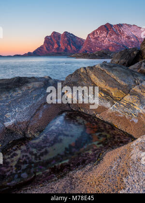 Die Berge von Kjerringøy im Winter Sonnenuntergang Stockfoto