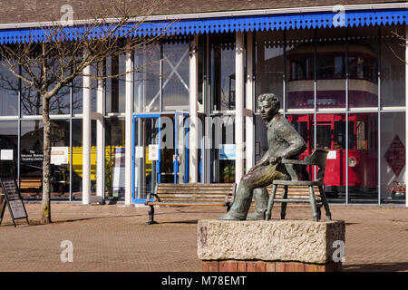 Die Tramshed Dylan Thomas Statue Dylan Thomas Square Swansea Maritime Quarter Swansea Marina Swansea West Glamorgan Wales Stockfoto