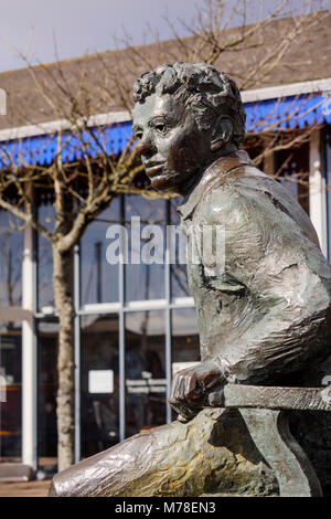 Die Tramshed Dylan Thomas Statue Dylan Thomas Square Swansea Maritime Quarter Swansea Marina Swansea West Glamorgan Wales Stockfoto