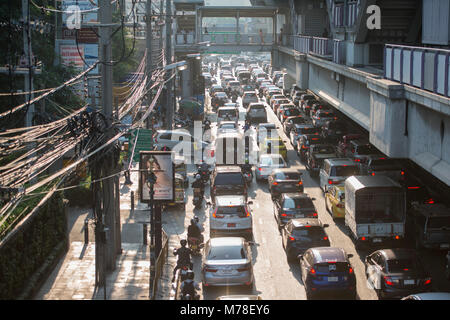 Ein Trafic an der sathon Road im Zentrum der Stadt bei Sathon in Bangkok in Thailand. Thailand, Bangkok, November 2017 Stockfoto