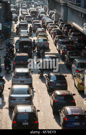 Ein Trafic an der sathon Road im Zentrum der Stadt bei Sathon in Bangkok in Thailand. Thailand, Bangkok, November 2017 Stockfoto