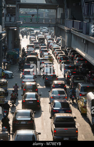 Ein Trafic an der sathon Road im Zentrum der Stadt bei Sathon in Bangkok in Thailand. Thailand, Bangkok, November 2017 Stockfoto