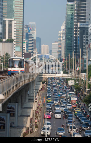 Eine BTS Skytrain über den Trafic an der sathon Road im Zentrum der Stadt bei Sathon in Bangkok in Thailand. Thailand, Bangkok, November 2017 Stockfoto