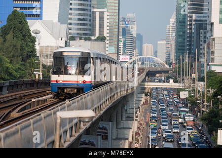 Eine BTS Skytrain über den Trafic an der sathon Road im Zentrum der Stadt bei Sathon in Bangkok in Thailand. Thailand, Bangkok, November 2017 Stockfoto