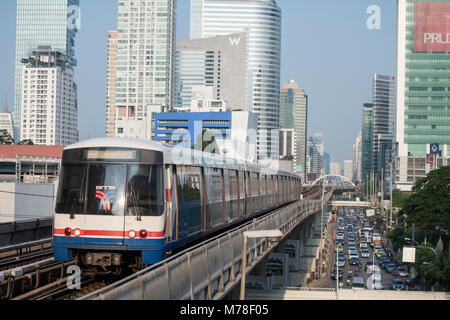 Eine BTS Skytrain über den Trafic an der sathon Road im Zentrum der Stadt bei Sathon in Bangkok in Thailand. Thailand, Bangkok, November 2017 Stockfoto