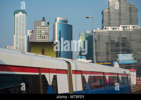 Eine BTS Skytrain über den Trafic an der sathon Road im Zentrum der Stadt bei Sathon in Bangkok in Thailand. Thailand, Bangkok, November 2017 Stockfoto