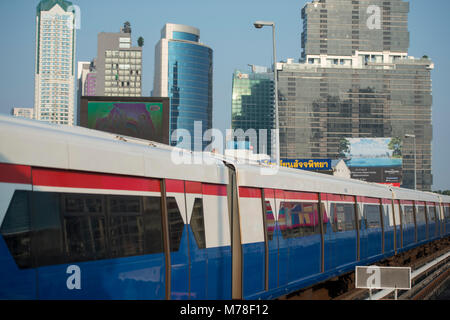 Eine BTS Skytrain über den Trafic an der sathon Road im Zentrum der Stadt bei Sathon in Bangkok in Thailand. Thailand, Bangkok, November 2017 Stockfoto