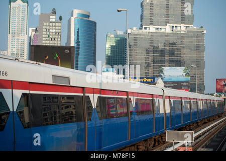 Eine BTS Skytrain über den Trafic an der sathon Road im Zentrum der Stadt bei Sathon in Bangkok in Thailand. Thailand, Bangkok, November 2017 Stockfoto