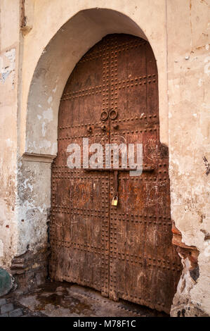 Marrakesch, Marokko - Dezember 8, 2016: Traditionelle bunte alte hölzerne geschmiedet Marokkanischen Tür in Medina, der Altstadt von Marrakesch, Marokko, Afrika Stockfoto