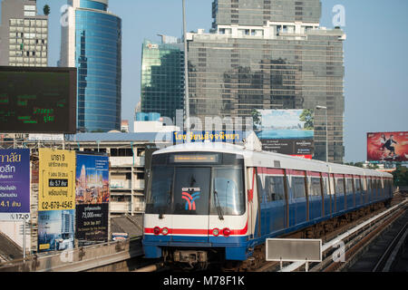 Eine BTS Skytrain über den Trafic an der sathon Road im Zentrum der Stadt bei Sathon in Bangkok in Thailand. Thailand, Bangkok, November 2017 Stockfoto