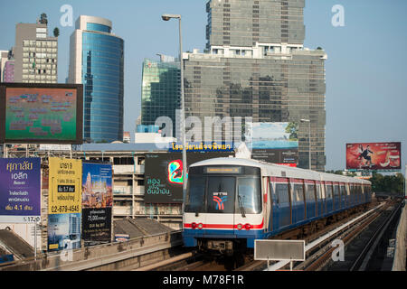 Eine BTS Skytrain über den Trafic an der sathon Road im Zentrum der Stadt bei Sathon in Bangkok in Thailand. Thailand, Bangkok, November 2017 Stockfoto