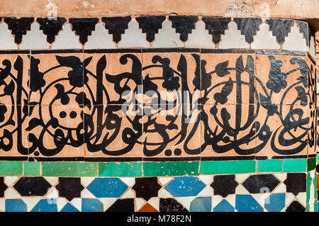 Ali Ben Youssef Madrasa außen Keramik Fliesen Muster in Marrakesch, Marokko Stockfoto